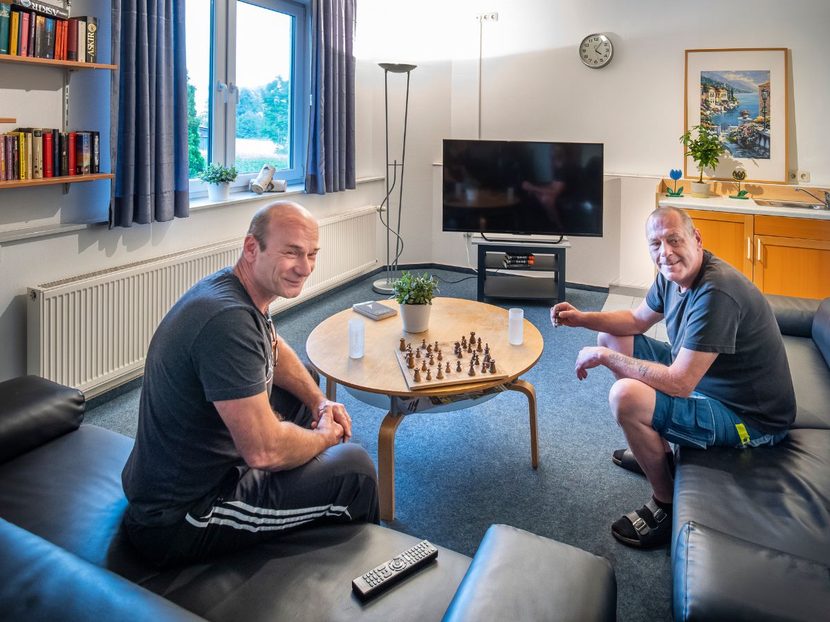 Zwei Männer unterhalten sich auf der Couch 