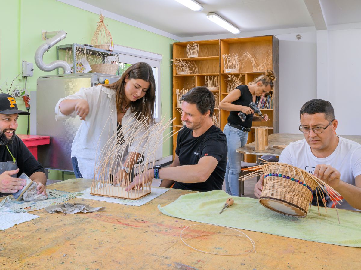 Gruppe in der Ergoherapie bastelt gemeinsam Körbe