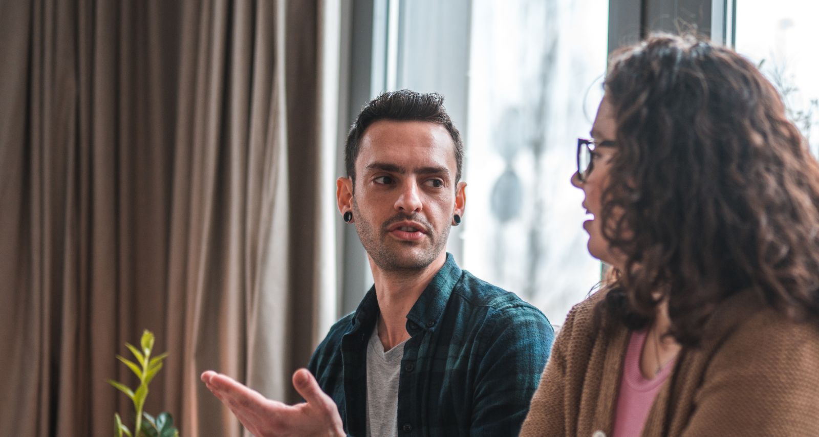 Ein Mann unterhält sich mit einer Frau 