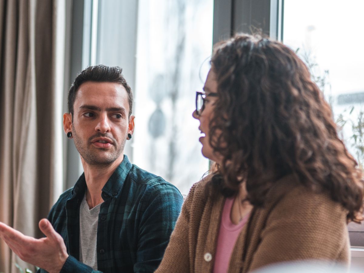 Ein Mann unterhält sich mit einer Frau 