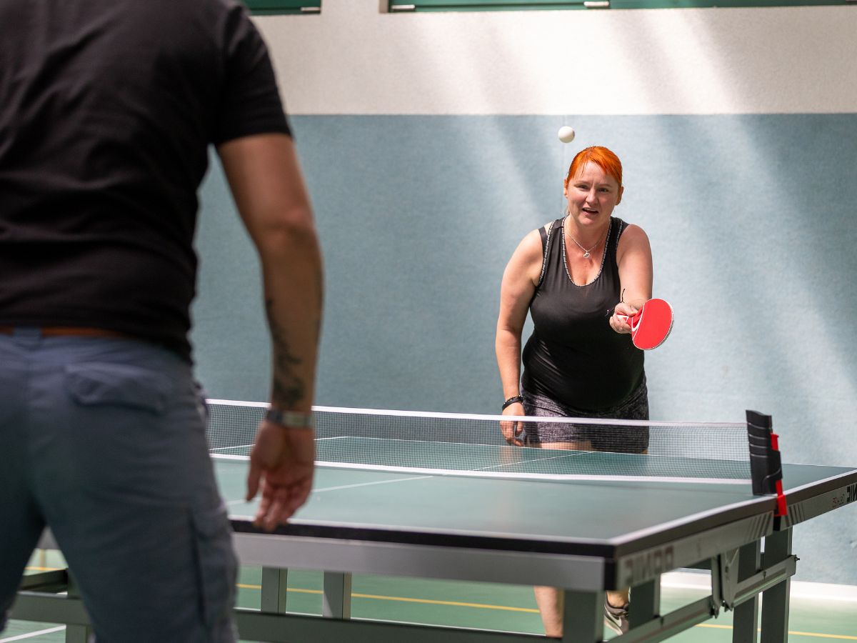 Zwei Personen spielen Tischtennis 