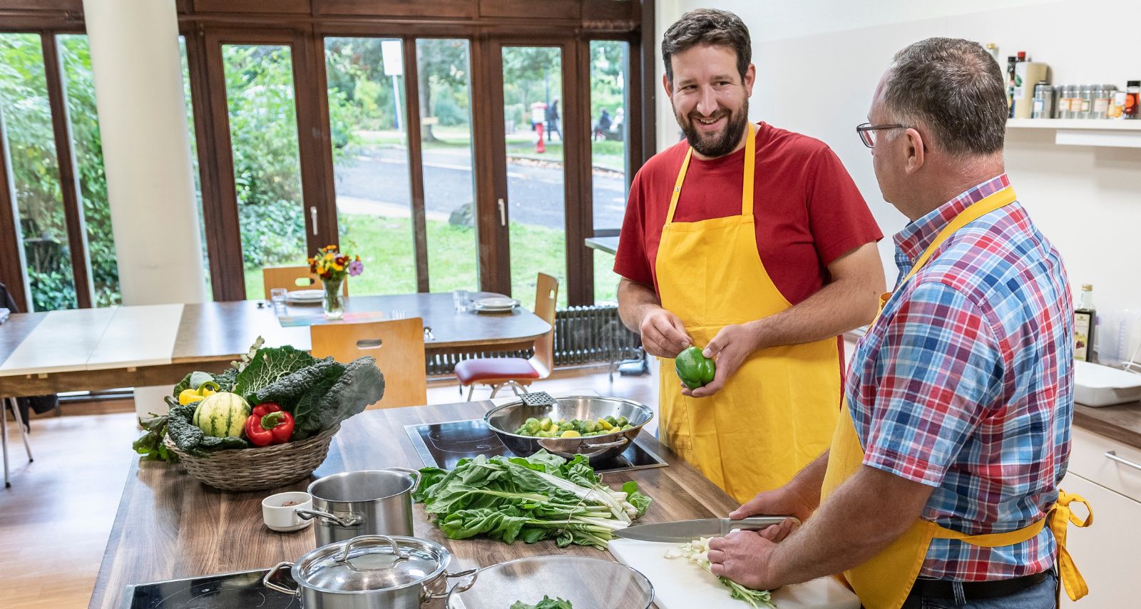 Zwei Personen die in der Küche zusammen kochen 