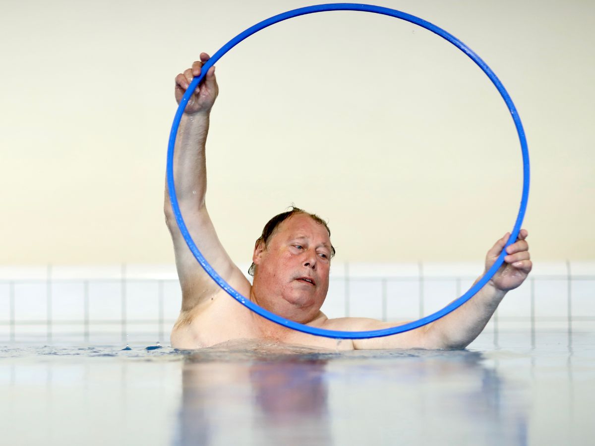 Eine Mann im Wasser mit einem Hula-Hopp Reifen 