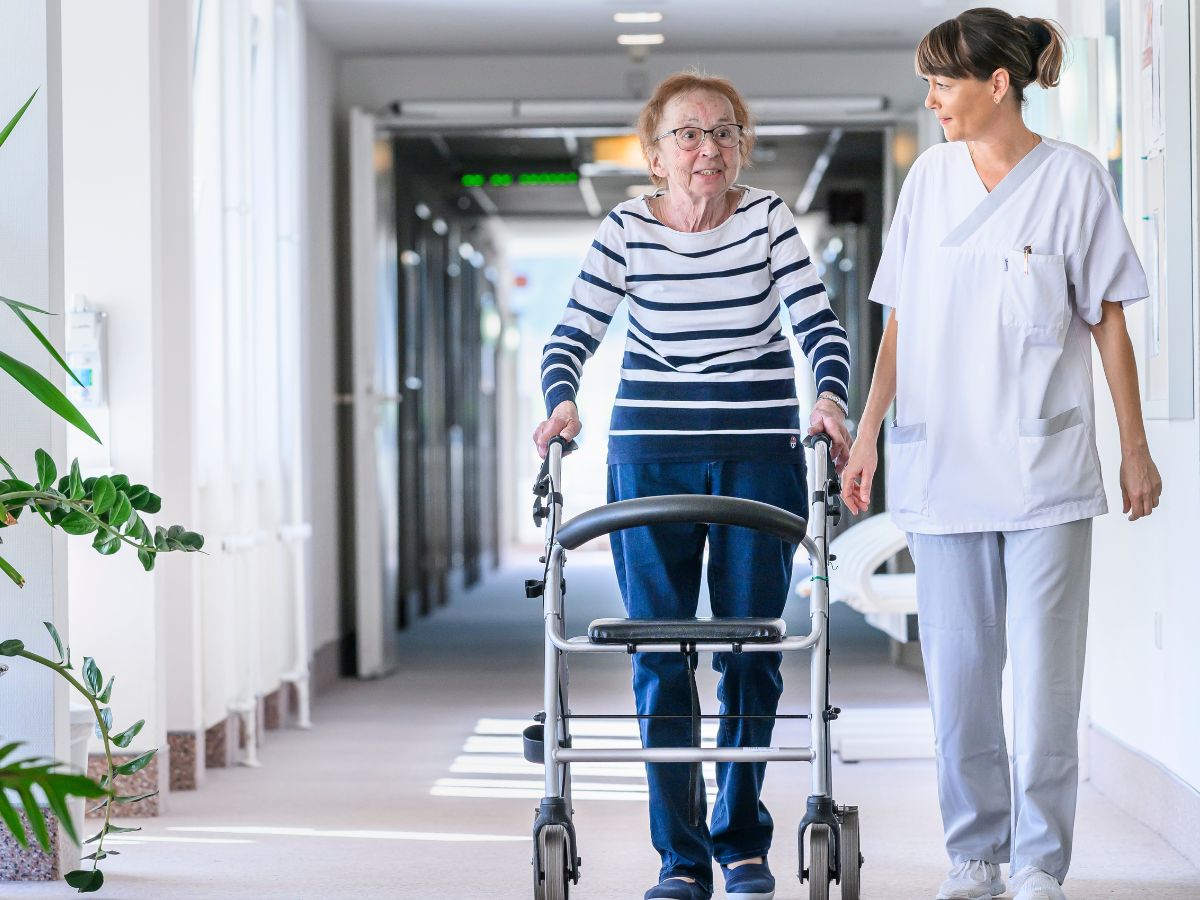 Eine Schwester die mit einer Patientin läuft 