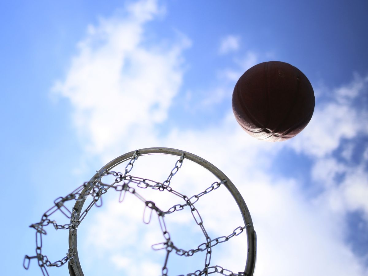 Ein Basketball der in den Basketballkorb fliegt  