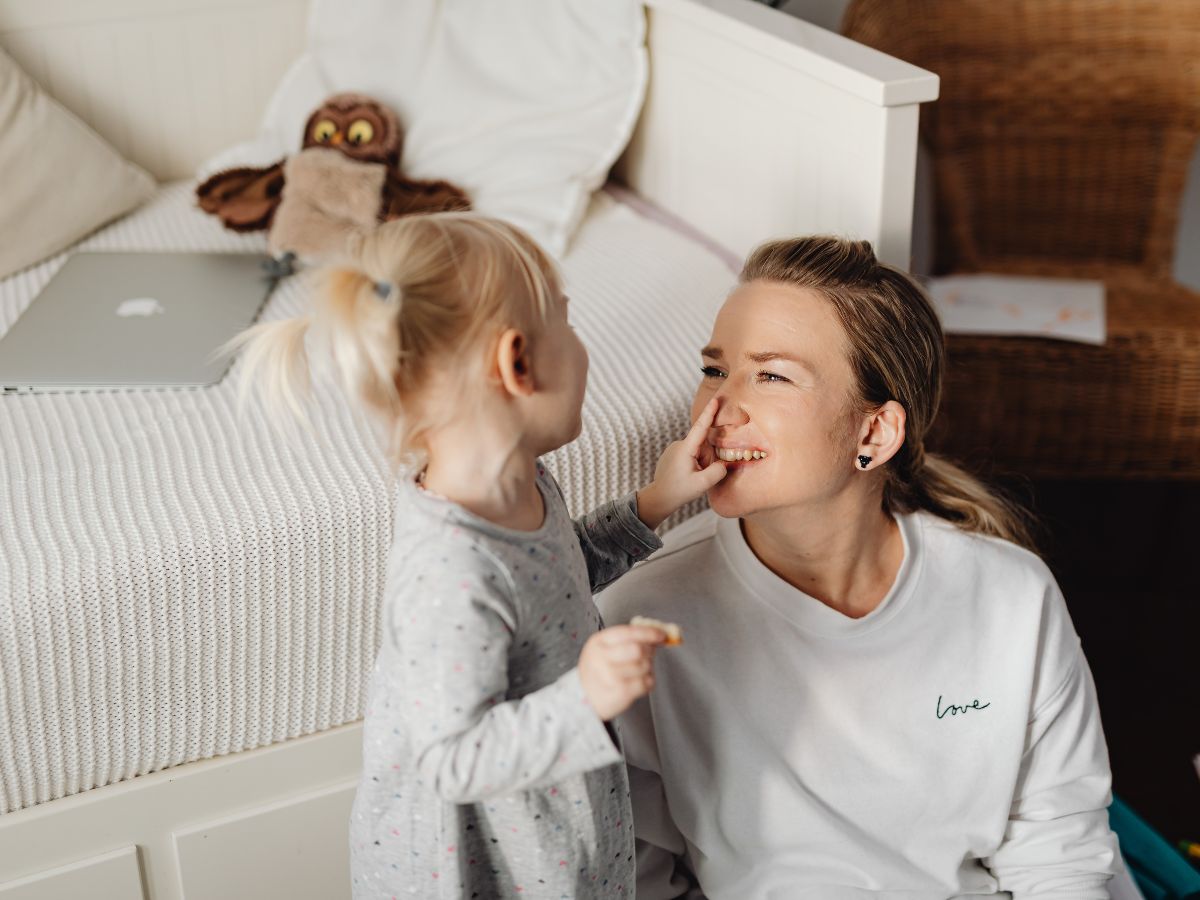Eine Mutter mit ihrem Kind im Zimmer 