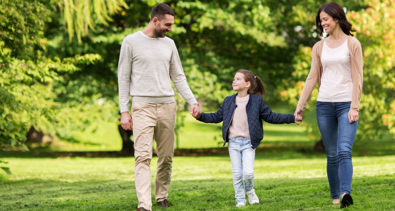 Vater, Mutter und Kind verbringen gemeinsame Zeit während der Familienreha.