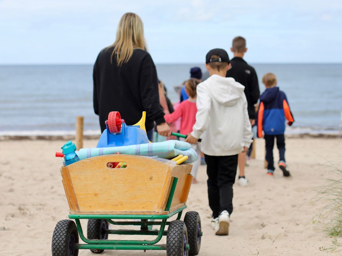 Mutter verbringt Zeit mit ihrem Kind während einer Mutter-Kind-Kur an der Ostsee
