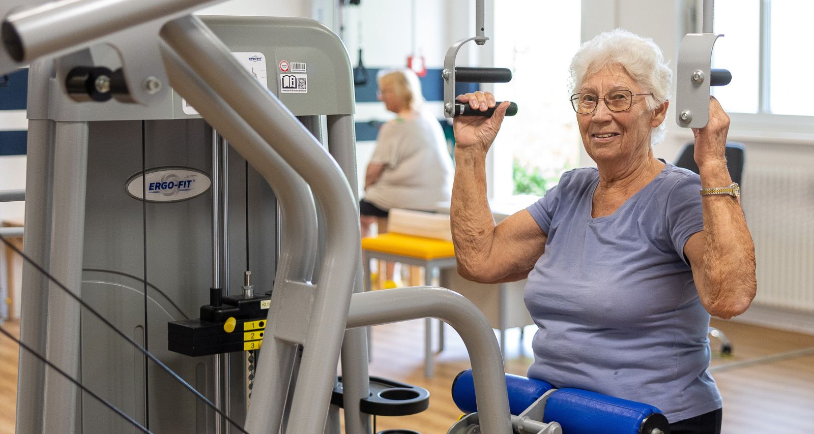 Eine Frau die Sport Übungen durchführt