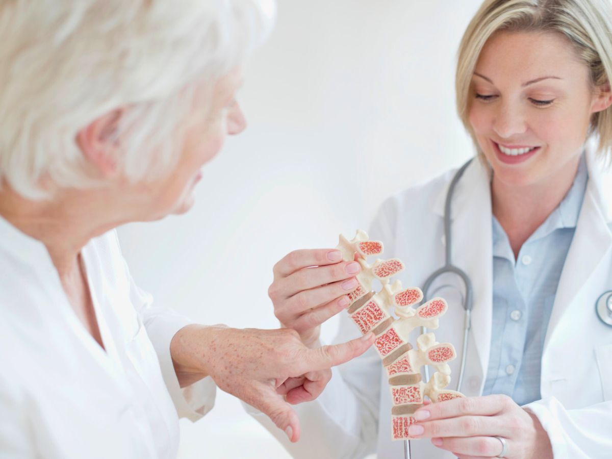 Eine Ärztin die Ihrer Patientin ein Modell zeigt 