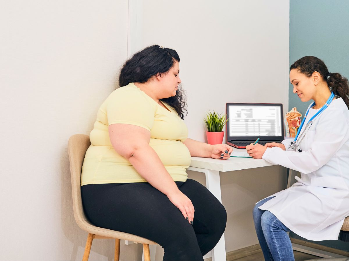 Die Ärztin unterhält sich mit ihrer Patientin 