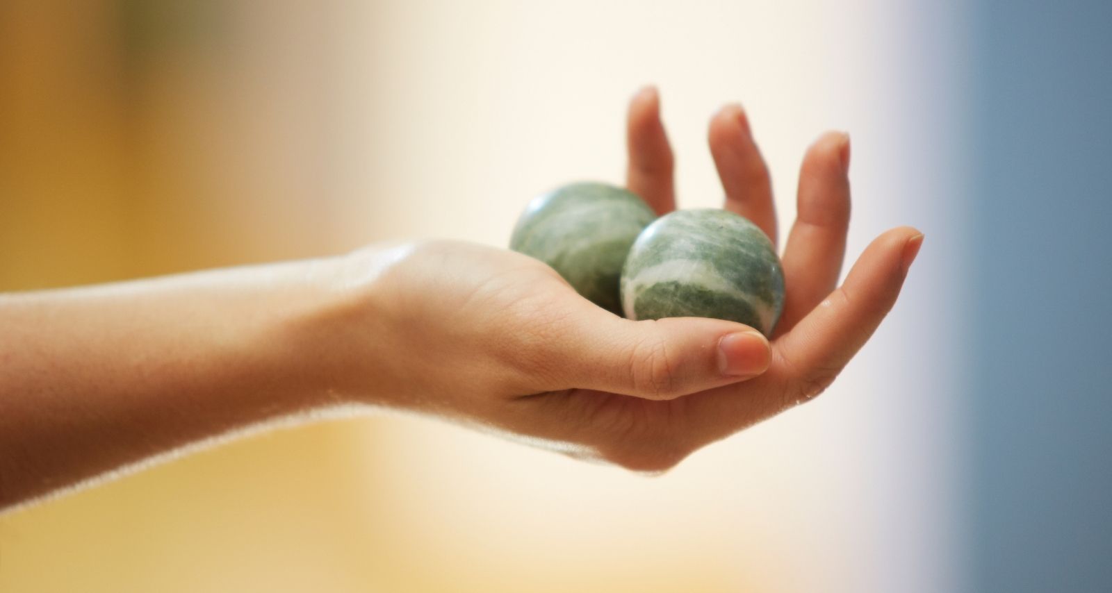 Eine Frau die zwei Murmeln in der Hand hält 