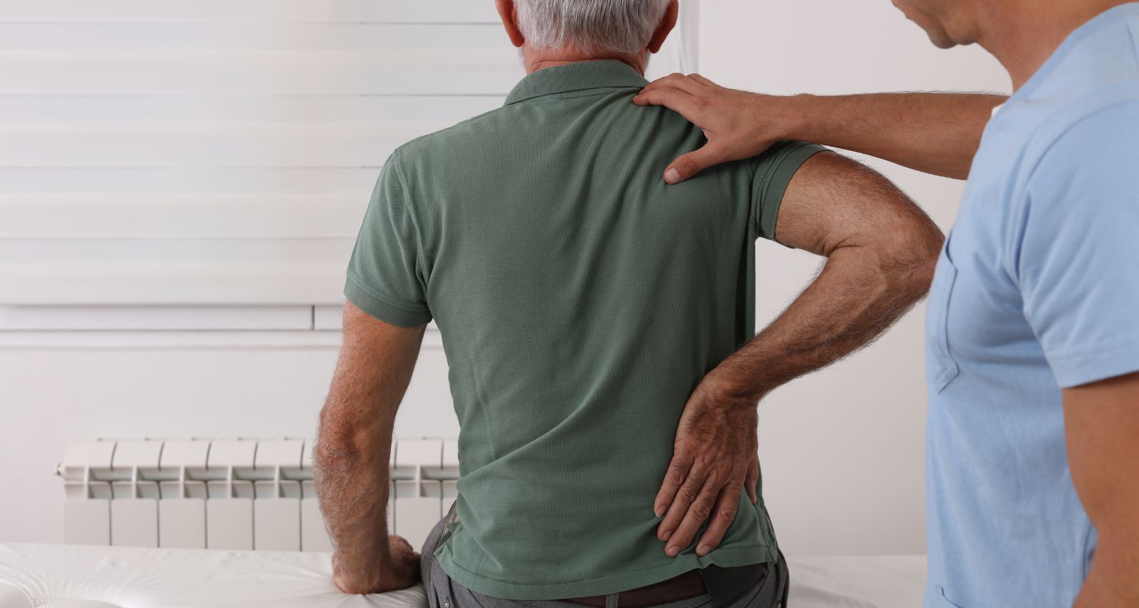 Zwei Personen berühren denselben Rücken mit der Hand 