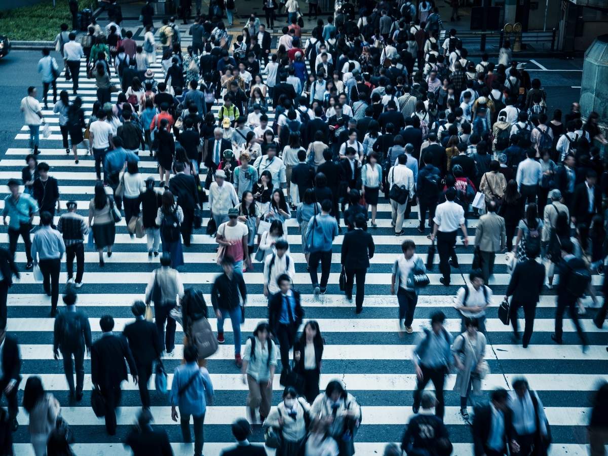 Viele Personen sind auf der Treppe und laufen 