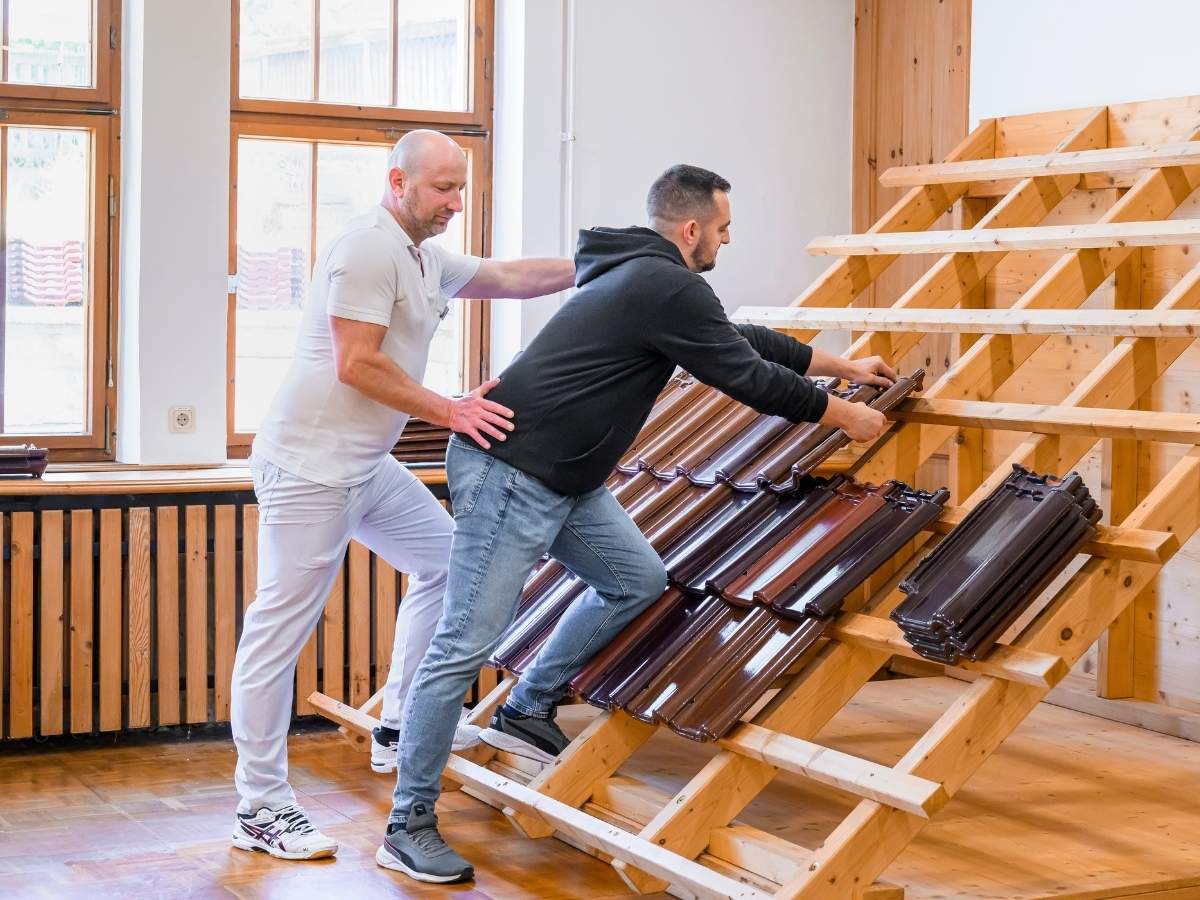 Eine Person die eine Therapie Übung durchführt 