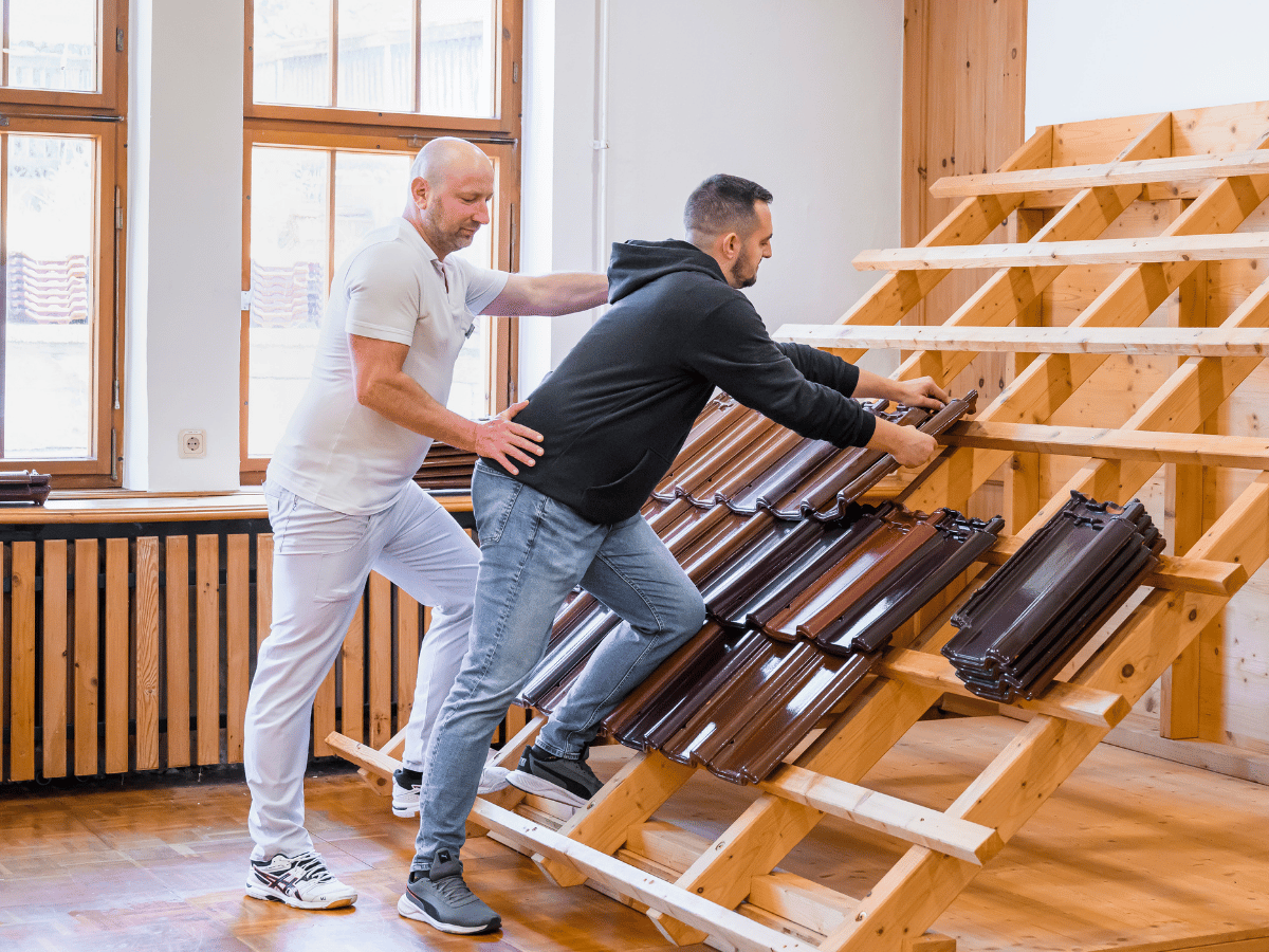 Eine Person die eine Therapie Übung durchführt 