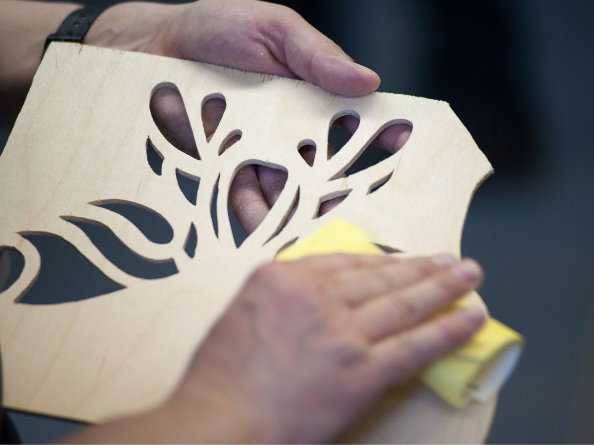 Eine Person hat ein Bild in der Hand 