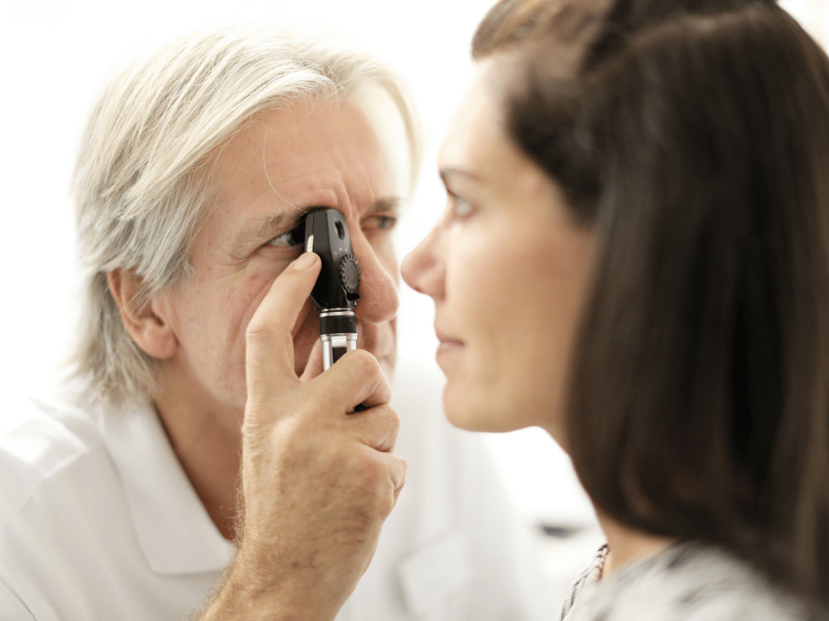 Die Ärztin guckt der Patientin in die Augen 