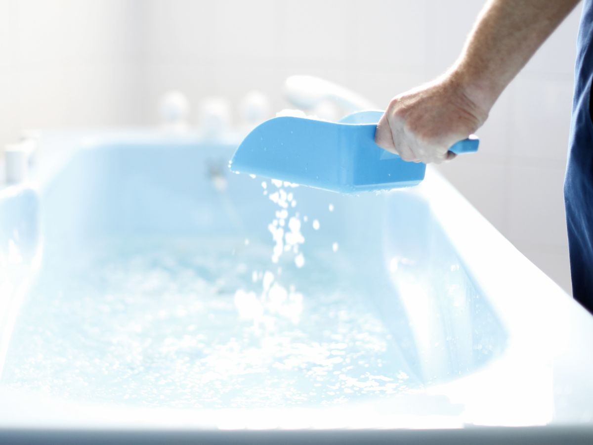 Eine Badewanne in die Wasser eingelassen wird 