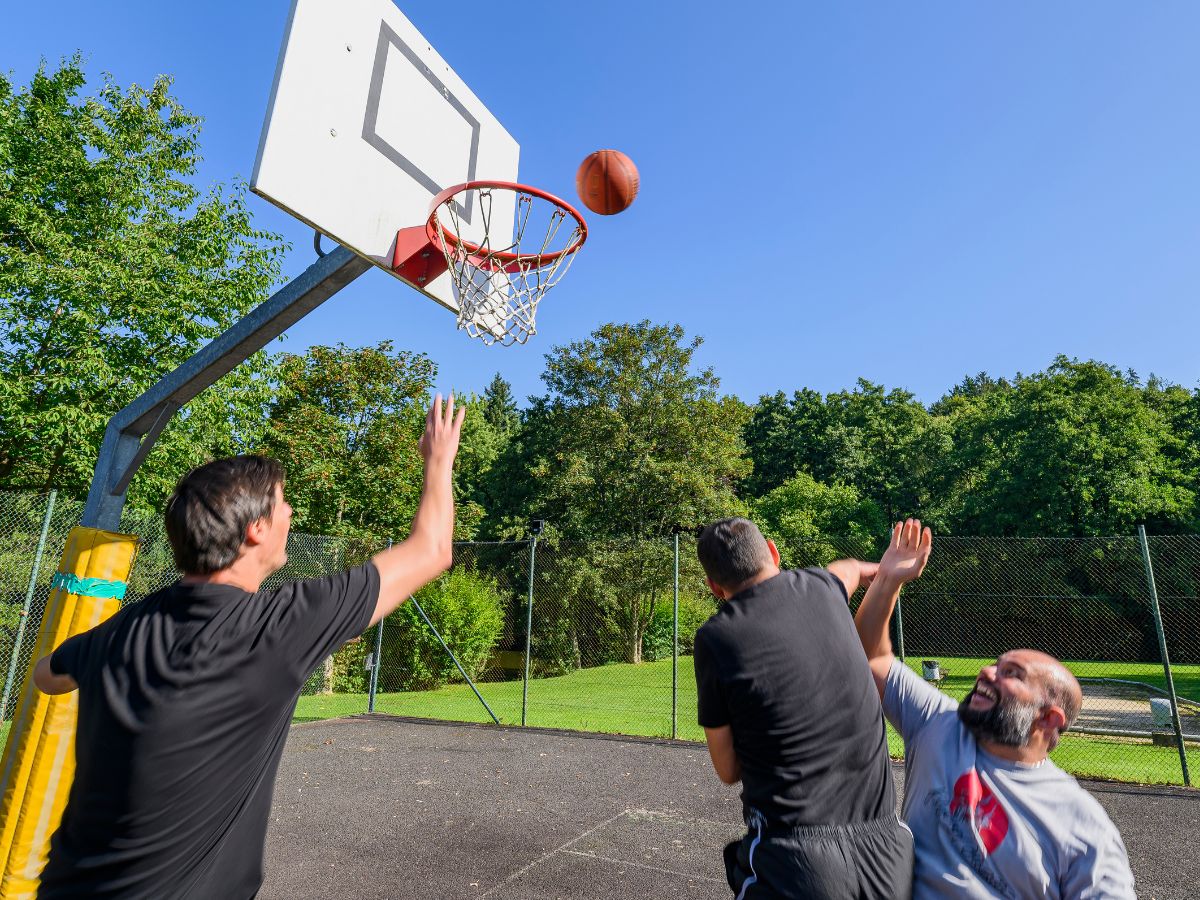 Die Männer spielen Basketball 