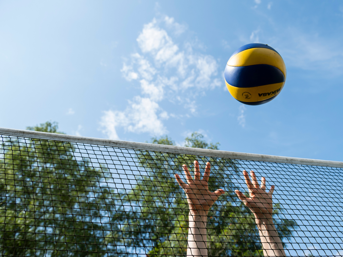 Personen spielen Volleyball 