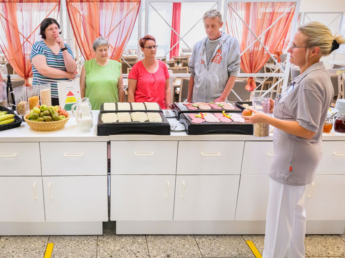 Personen die vor einem Buffet stehen 