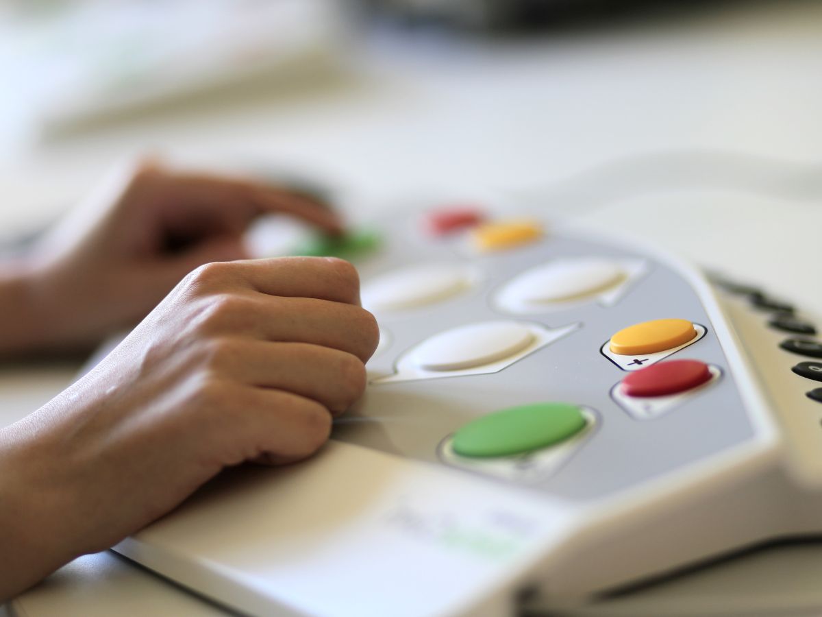 Eine Person die am Computer trainiert 