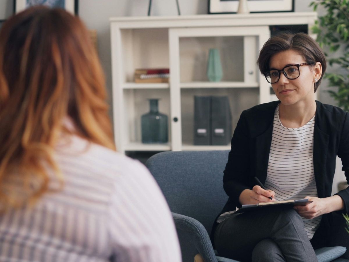 Die beiden Frauen unterhalten sich 