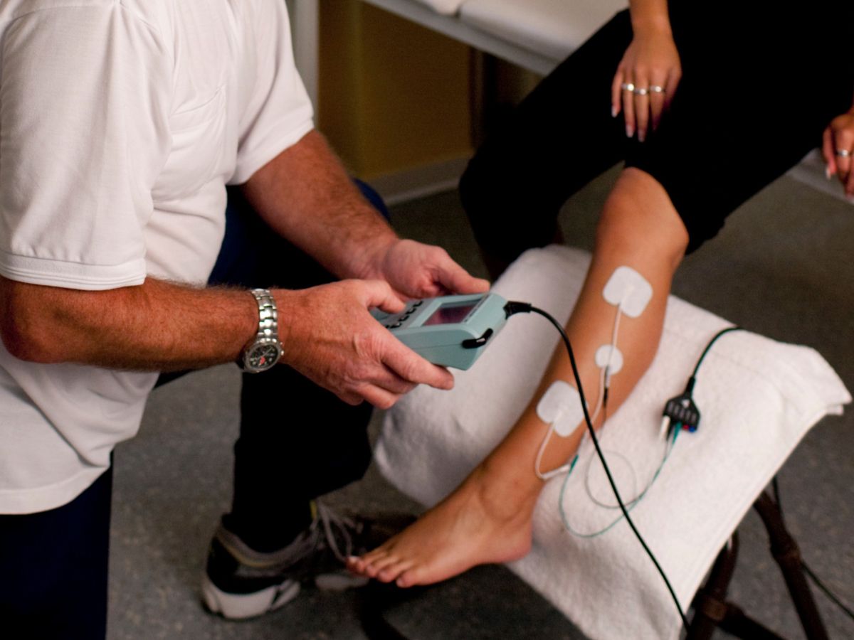 Die Person hat Elektroden am Bein