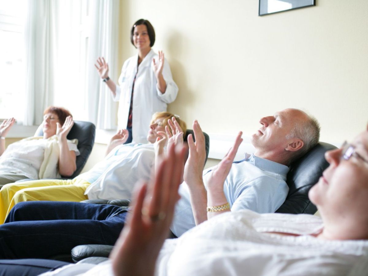 Die Person heben alle ihre beiden Hände