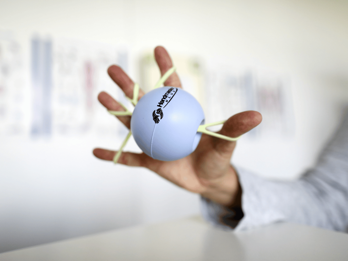 Eine Person die einen Ball in der Hand hält 