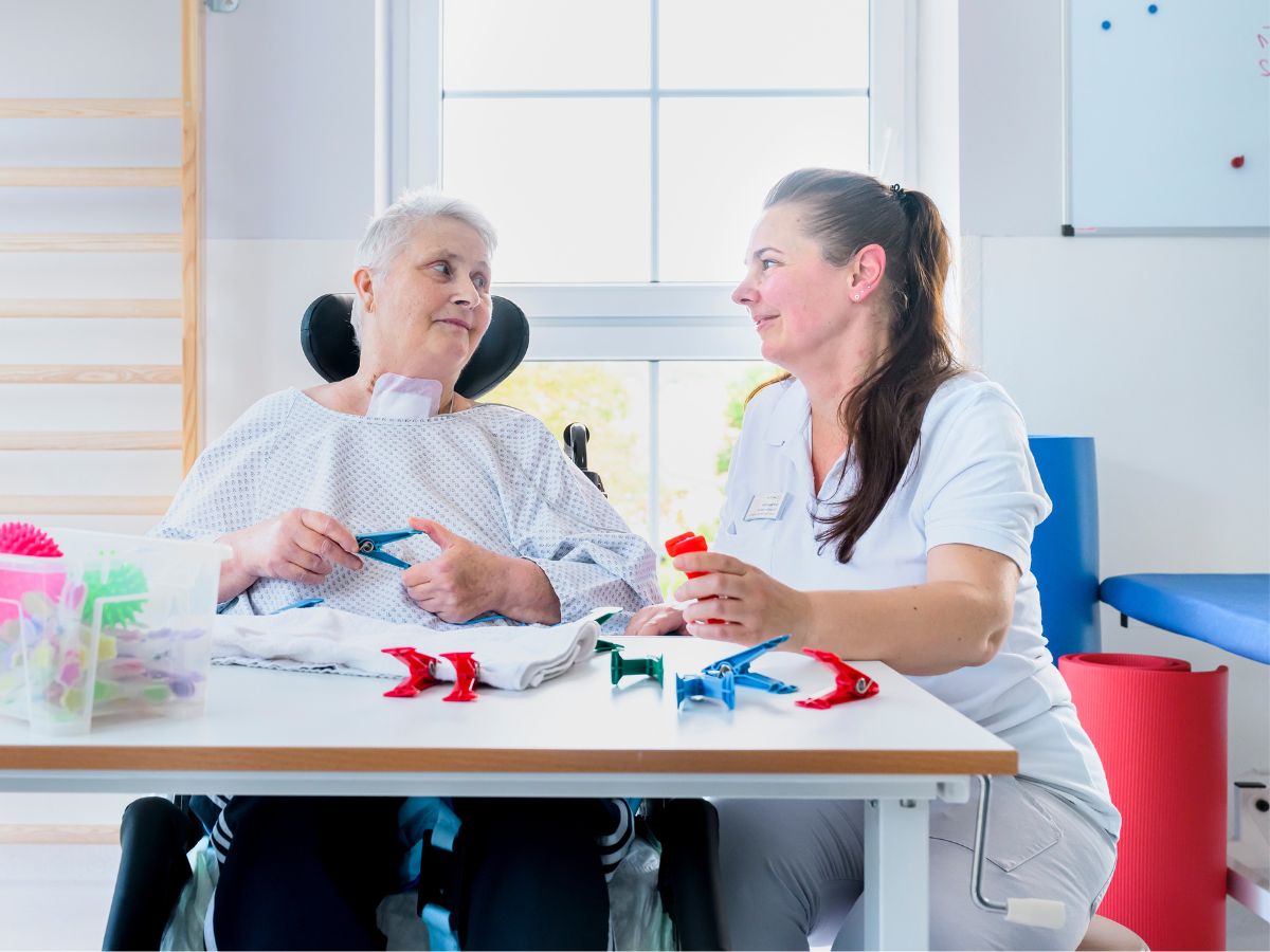 Zwei Personen die sich unterhalten und Gegenstände vor sich liegen haben
