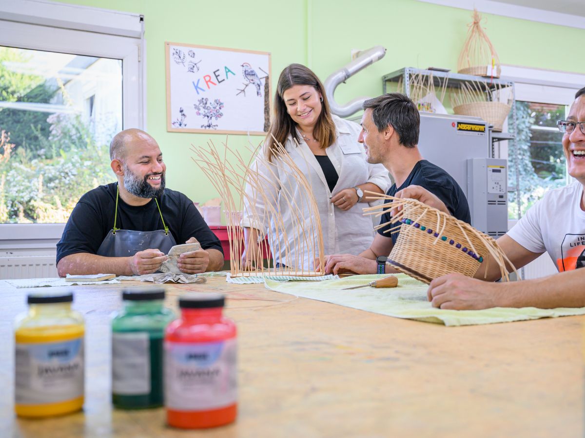 Personen die malen und basteln 