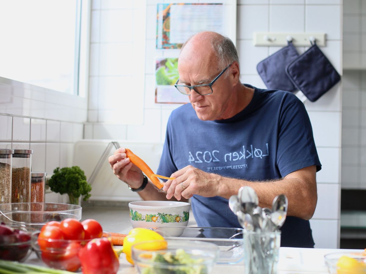 Der Mann kocht in der Küche 