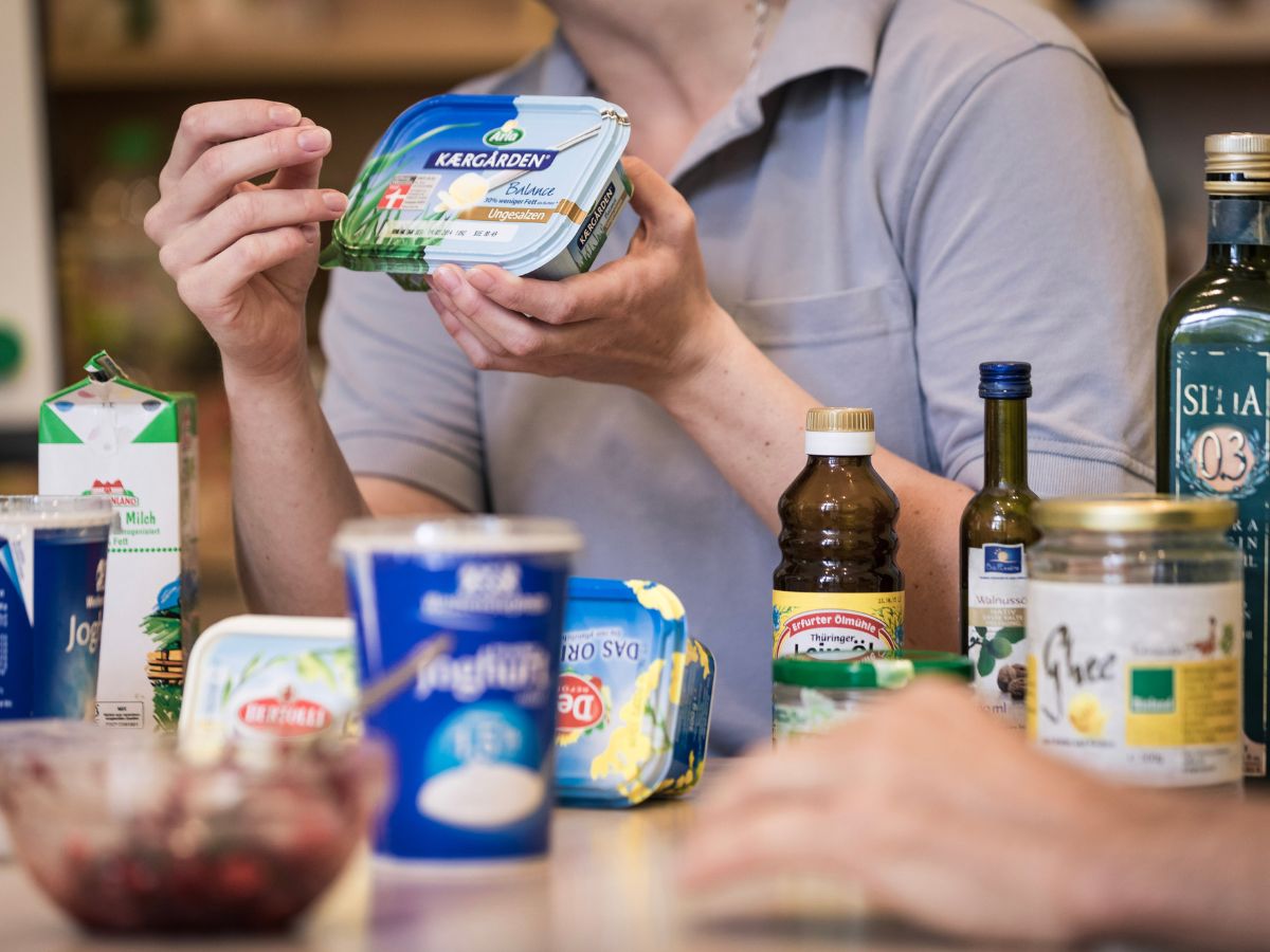 Eine Person die Essen vor sich stehen hat 