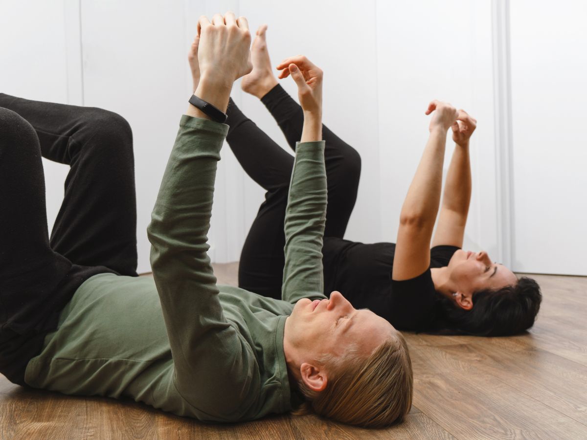 Die zwei Frauen machen eine Übung 