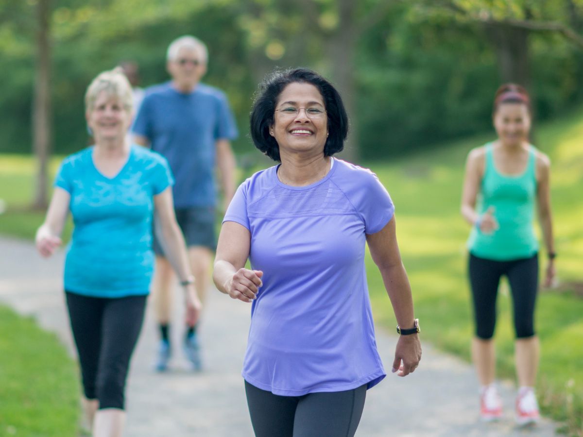 Eine Gruppe Rehabilitanden macht strukturelles Gehtraining.