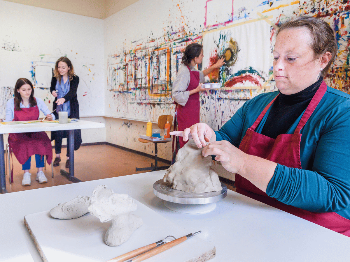 Eine Frau die töpfert 