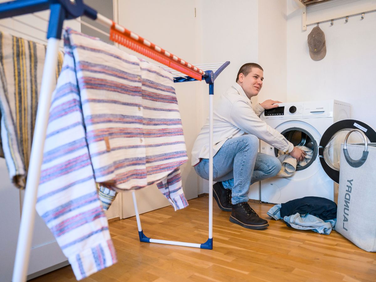 Die Person macht den Haushalt 