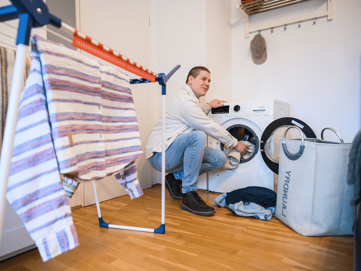 Die Person macht den Haushalt 