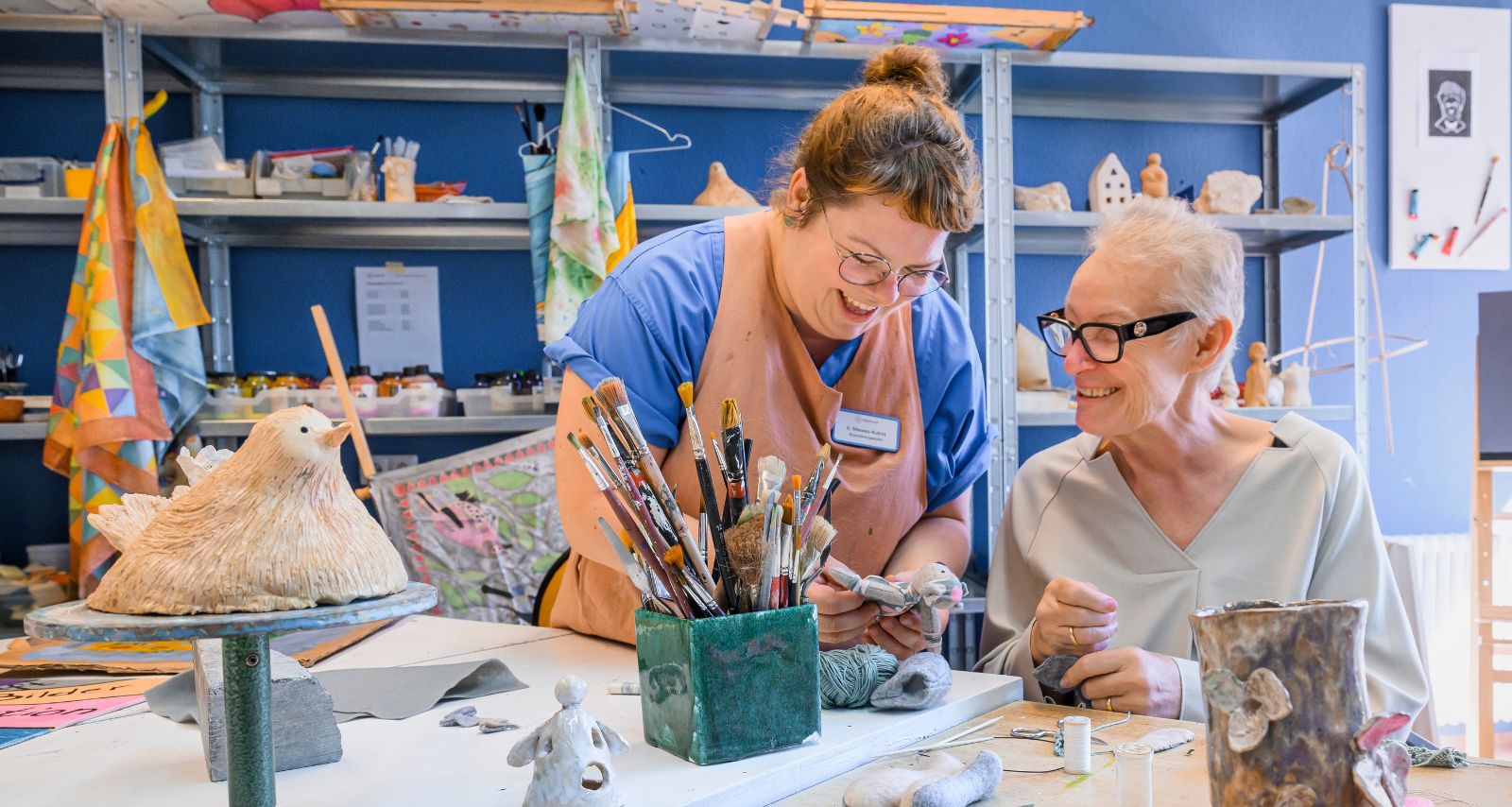 Die Frau zeigt dem Mann den Gegenstand 