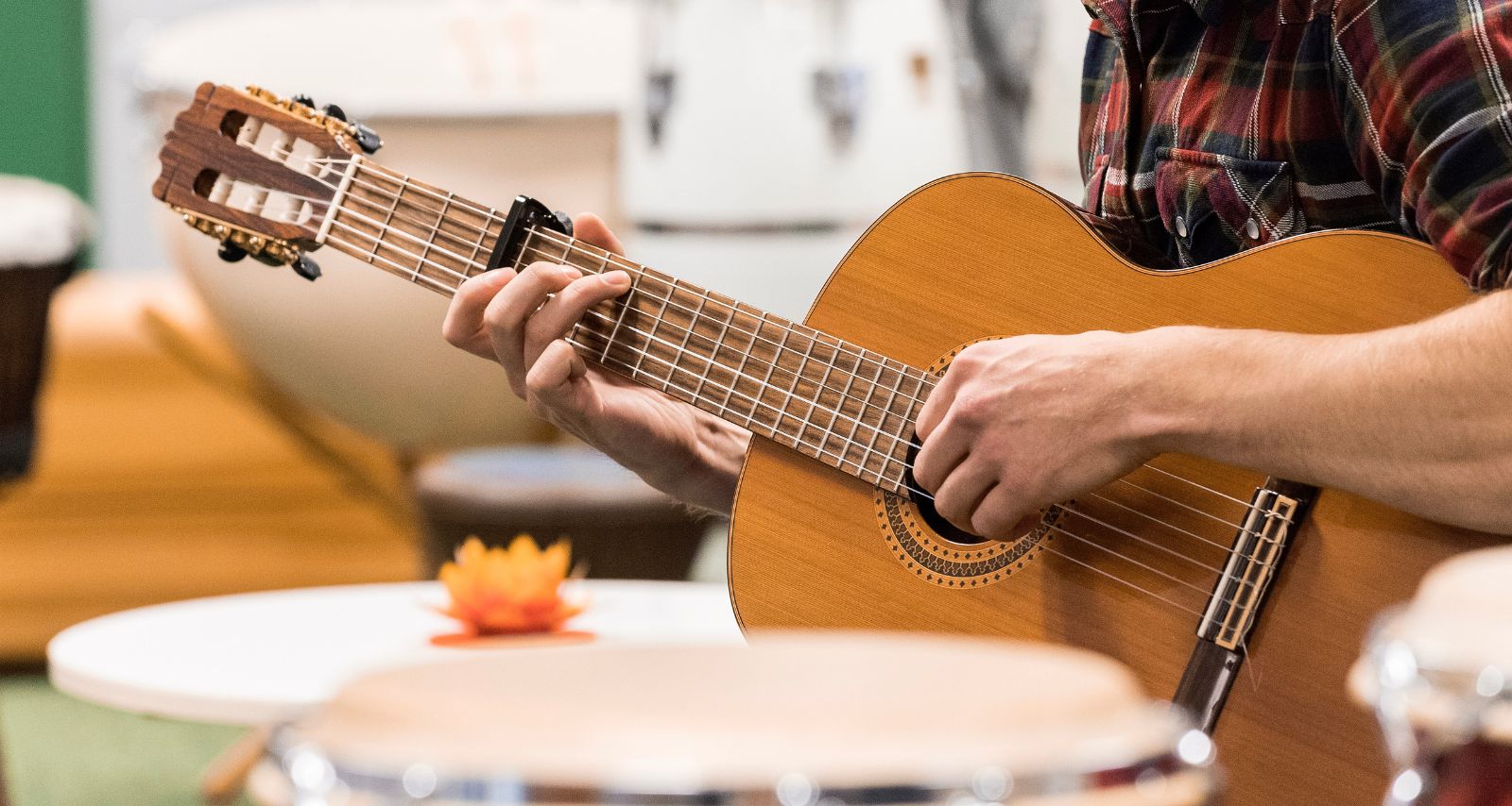 Eine Person die auf einer Gitarre spielt 