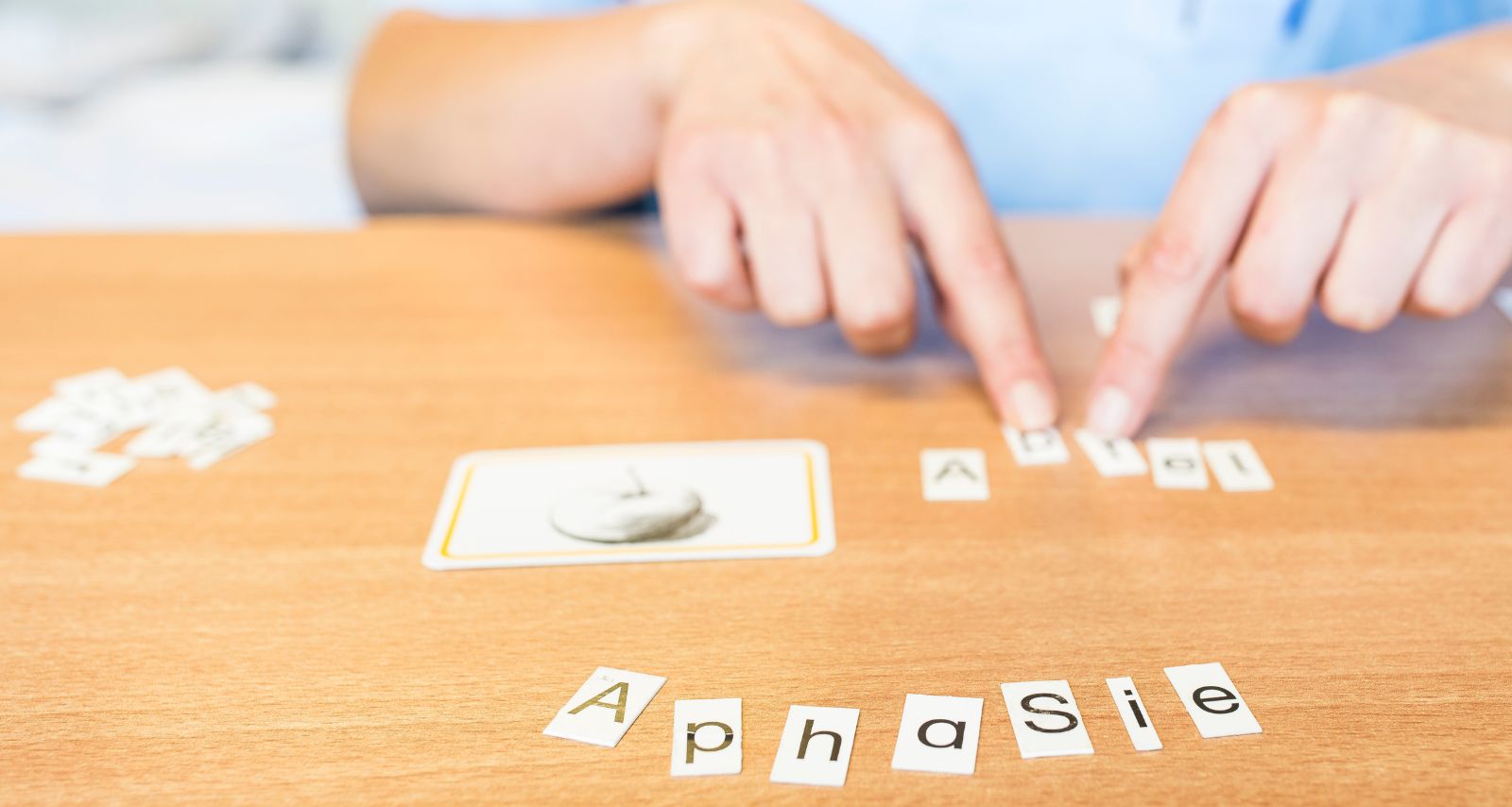 Eine Person legt kleine Steine neben einander 