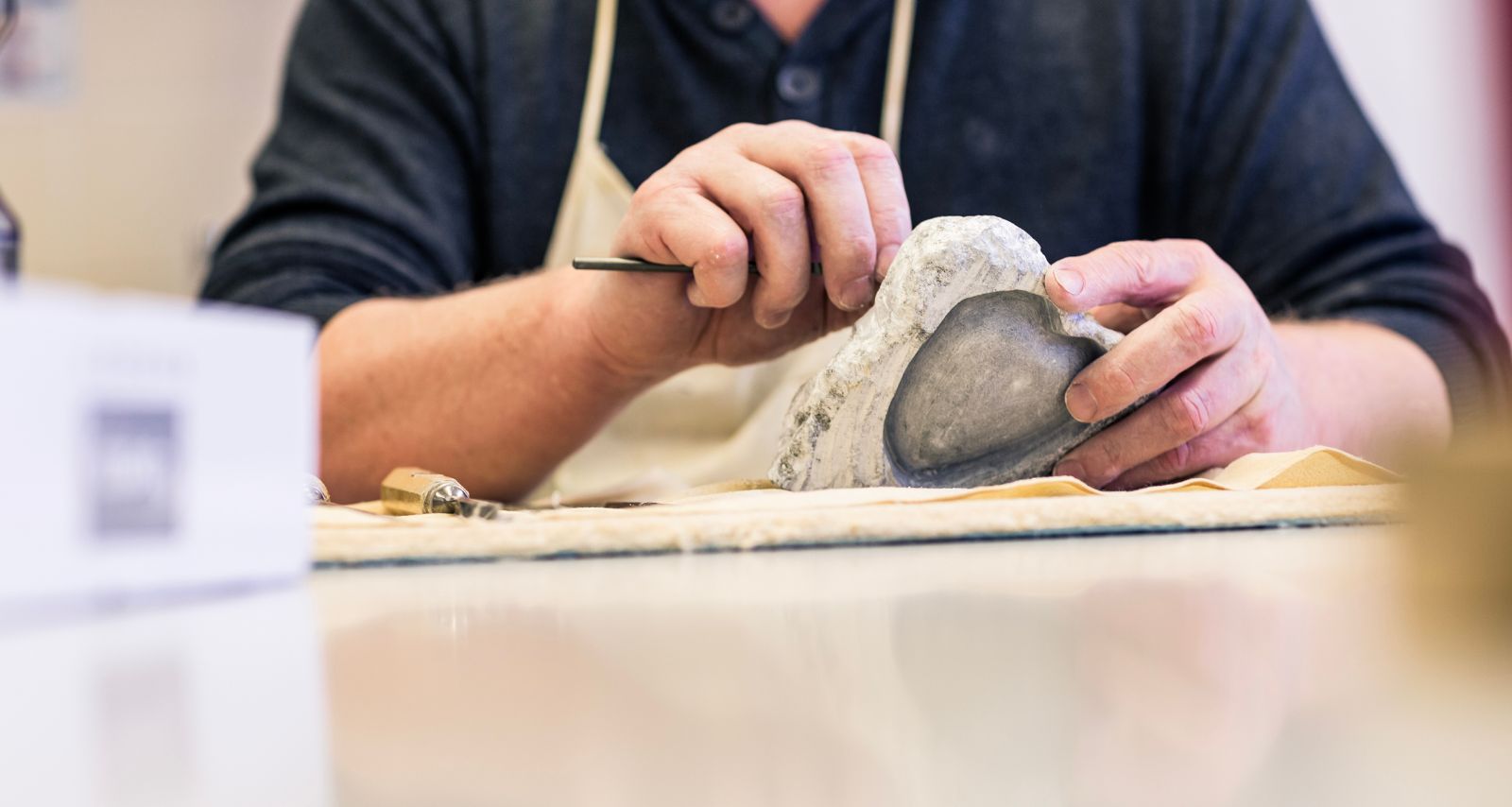 Die Person hat einen Speckstein in der Hand 