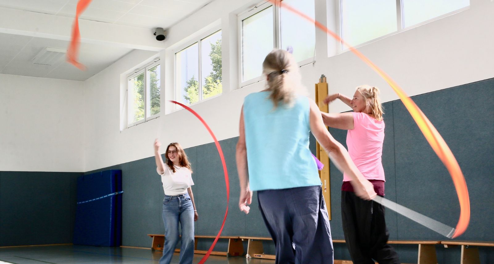 Die Frauen haben ein Rhythmikband in der Hand 