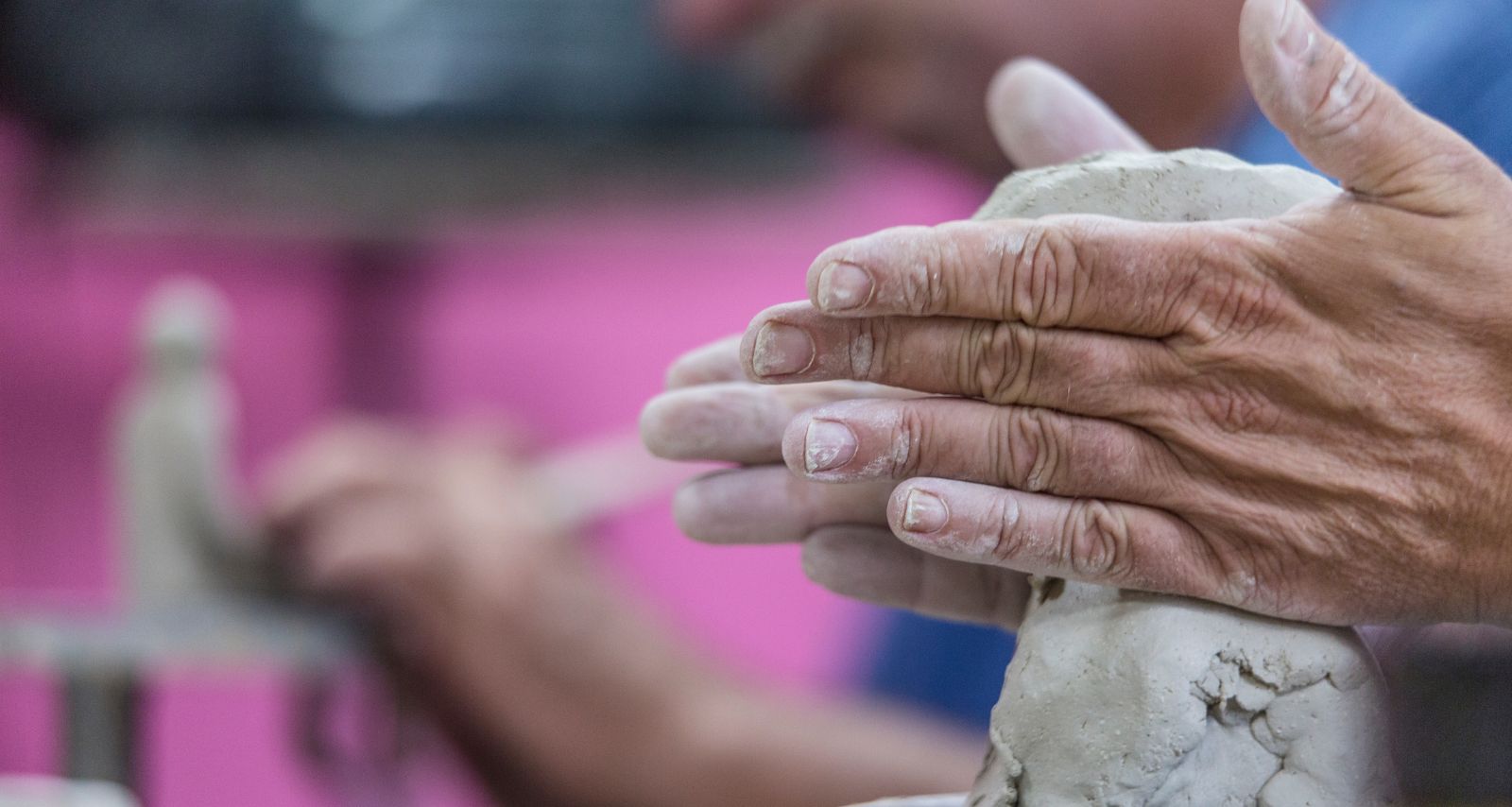 Die beiden Person töpfern