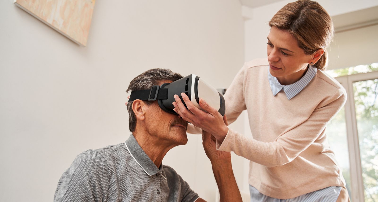 Der Mann bekommt eine VR Brille aufgesetzt