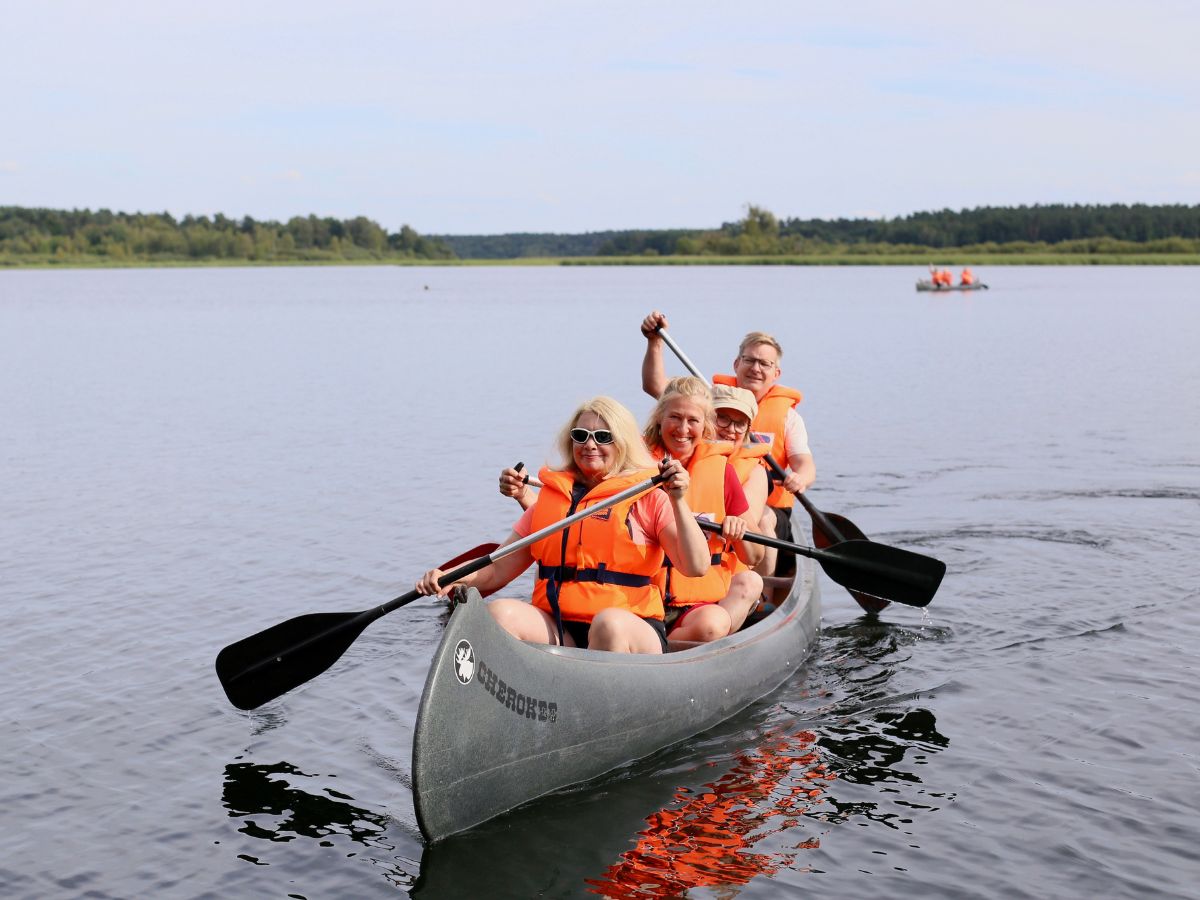 Eine Gruppe ist in einem Kanu und padelt 