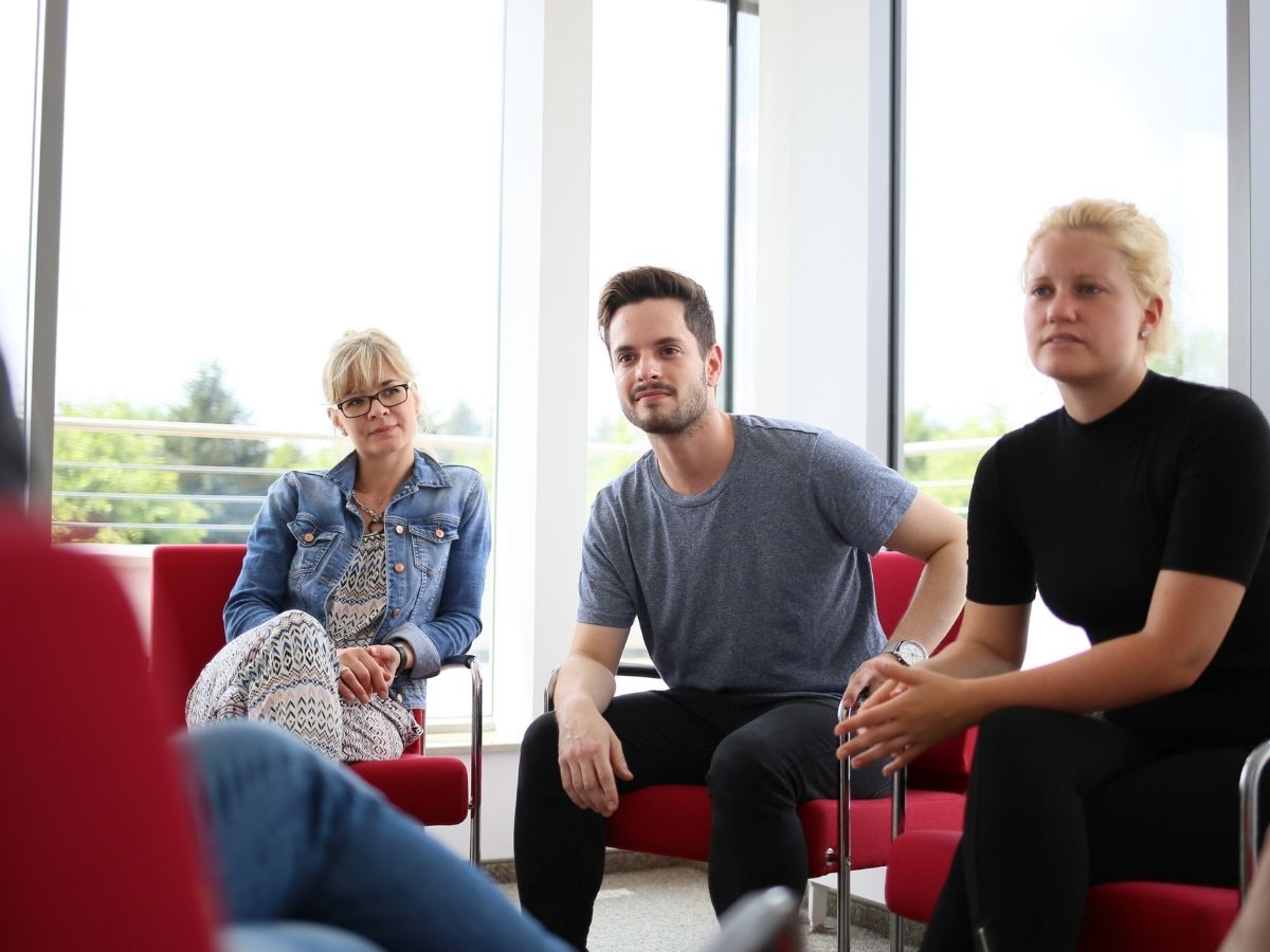 Eine Gruppe die zuhört 