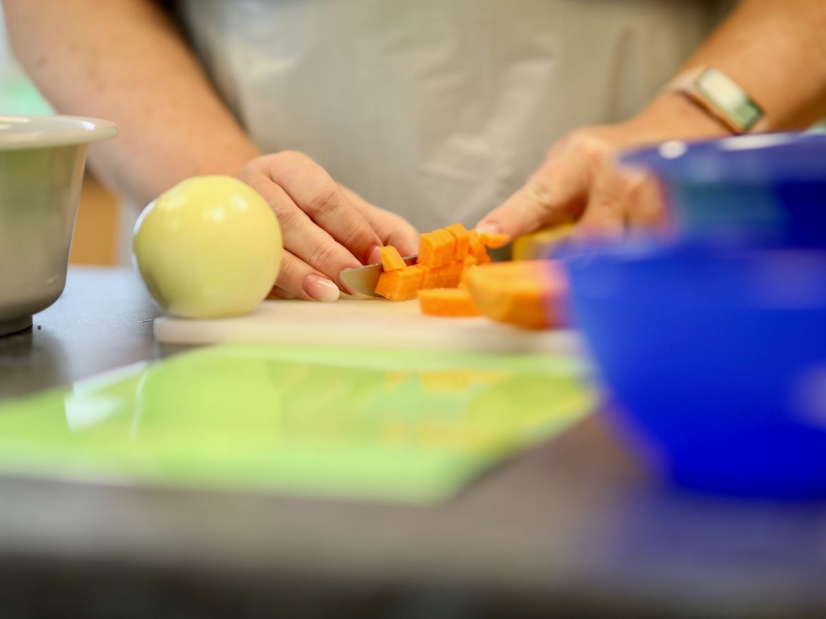 Eine Person schneidet Gemüse